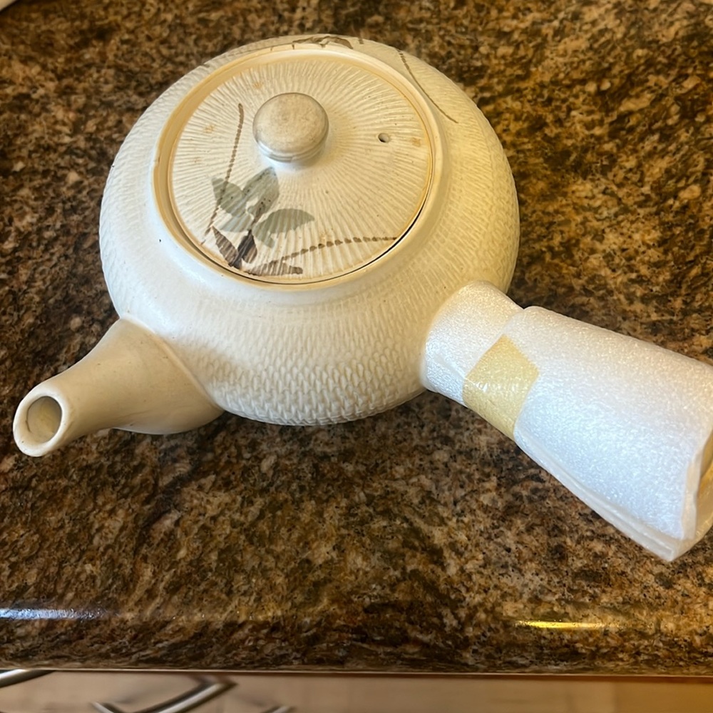 Teapot and 2 cups